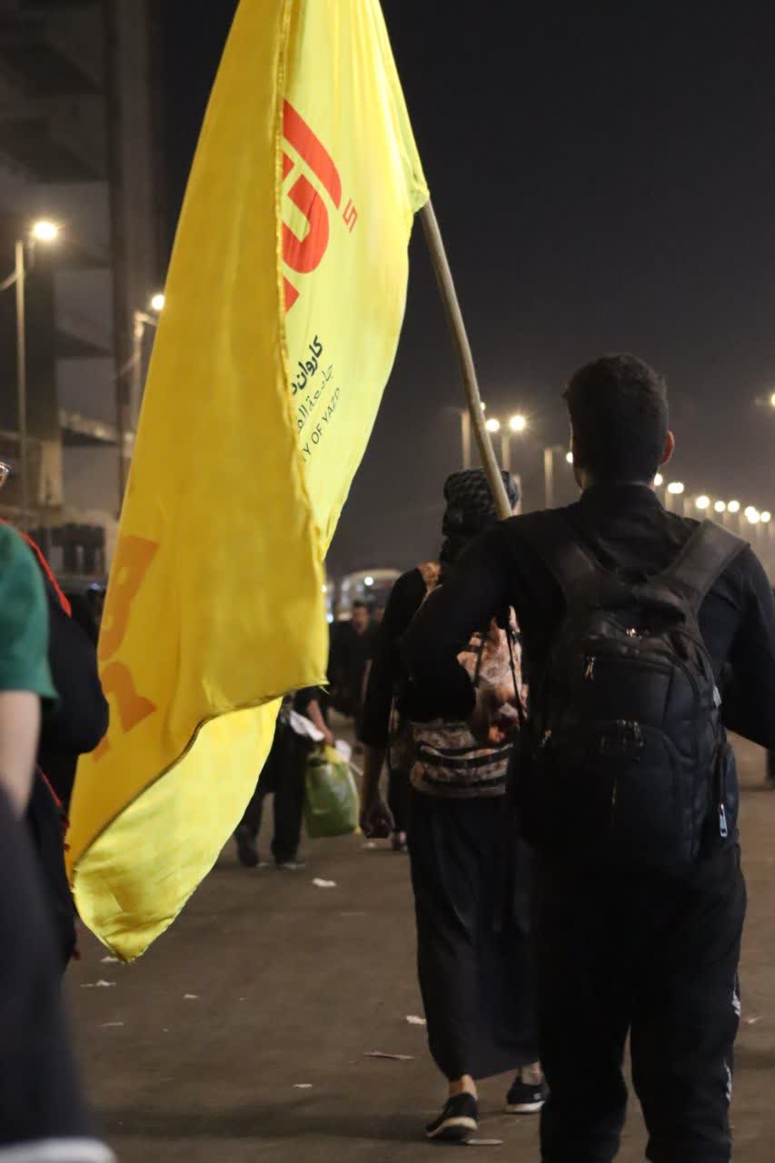 پرچم کاروان دانشگاه فرهنگیان یزد در پیاده‌روی شبانه