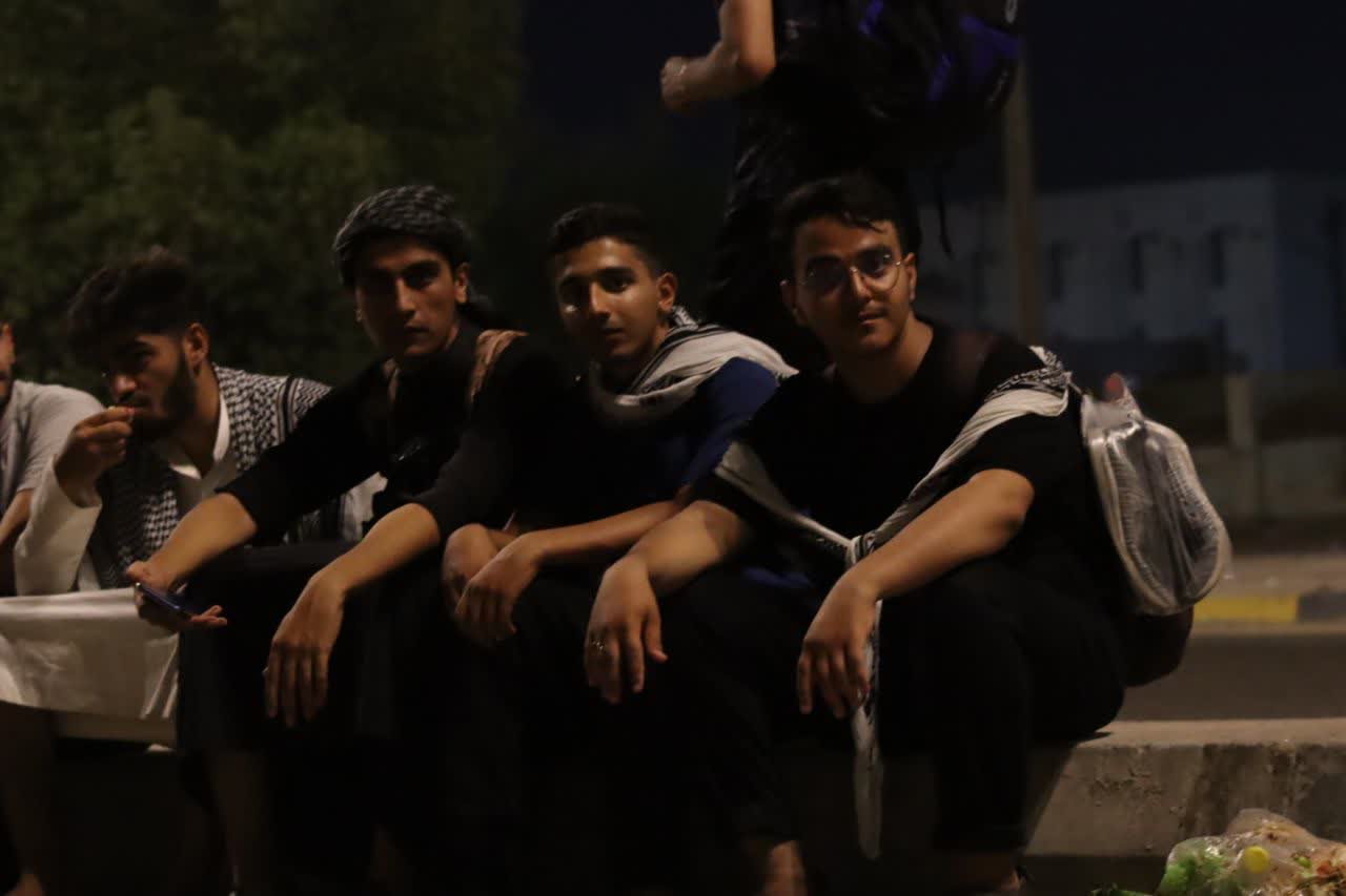 استراحت شبانه‌ی دانشجویان در مسیر