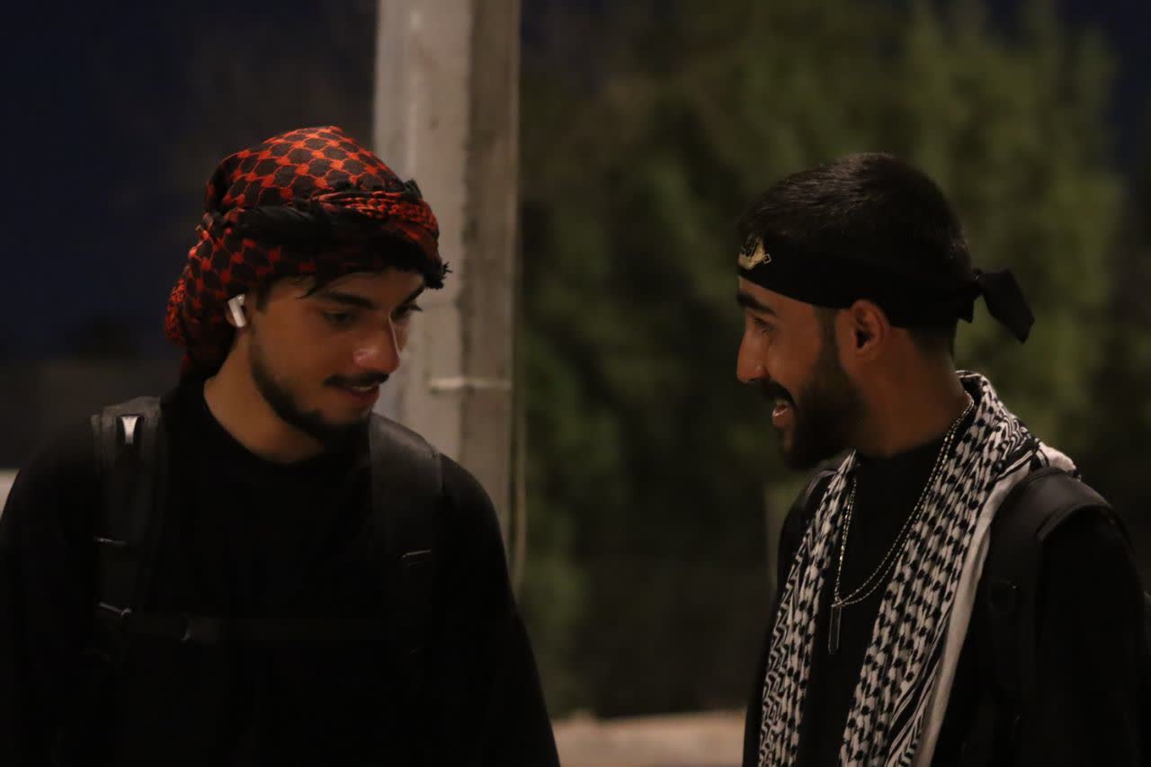 گفتگوی دانشجویان در شب
